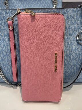 MICHAEL KORS Large Pebbled Leather Continental Wallet Wristlet Phone Holder 
NWT